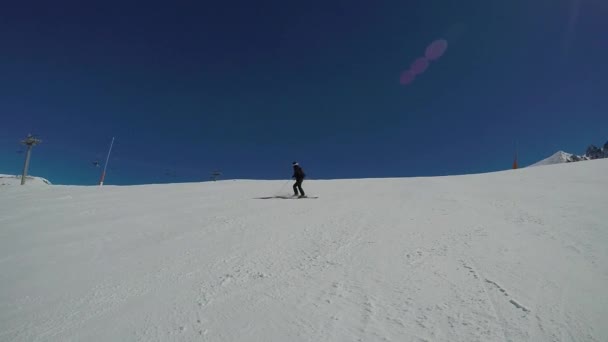 Скайлер в горах взимку рухається вниз по швидкій схиловій доріжці . — стокове відео