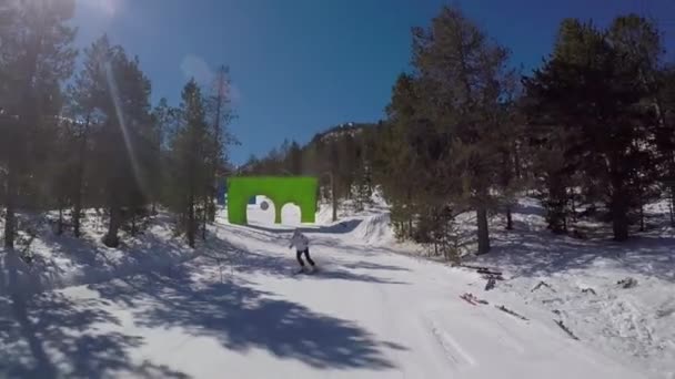 Grandvalira, Andorra - uno sciatore cavalca il divertimento sugli sci Parco con ostacoli . — Video Stock