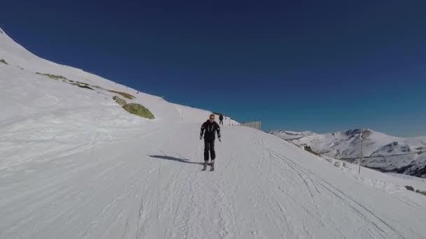 Skifahrer rollt Carving-Winterskihang in den Bergen hinunter. — Stockvideo