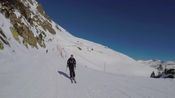 Skifahrer rollt Carving-Winterskihang in den Bergen hinunter. — Stockvideo