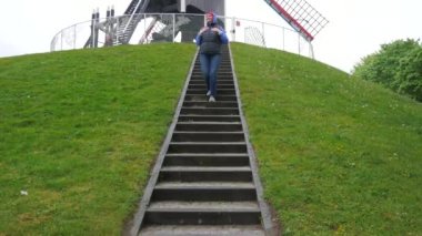 Bir kadın Gezgin merdivenlerden geliyor.