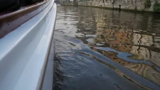 Drijvend in een boot op het kanaal in de stad langs de stenen muren. — Stockvideo