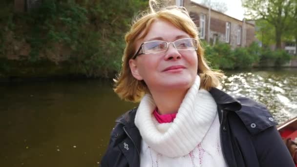 古代都市の運河を通って移動ボートに浮かぶ女. — ストック動画