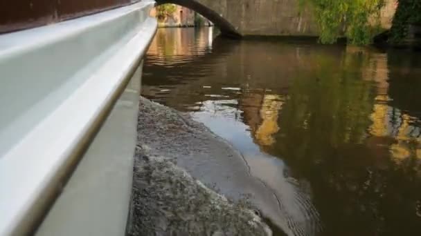 Galleggiante in una barca sul canale della città e nuotare sotto il ponte . — Video Stock