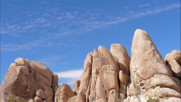 Idő telik el a sziklás sziklák homok színű és a kék ég, Joshua Tree National Park — Stock videók