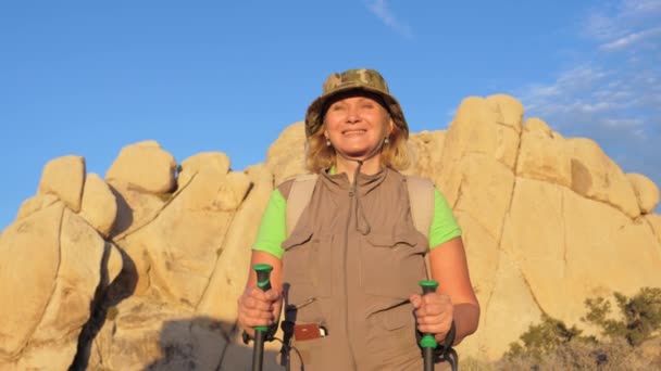 Portret vrouw In de woestijn op de achtergrond van de rotsen, met keien zand kleur — Stockvideo
