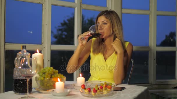 Frau speist im Restaurant einen romantischen Tisch, trinkt Wein und isst Kanapees — Stockvideo