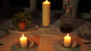 Eller, erkekler ve kadınlar kodes gözlük, şarap için A romantik akşam yemeği kapatın
