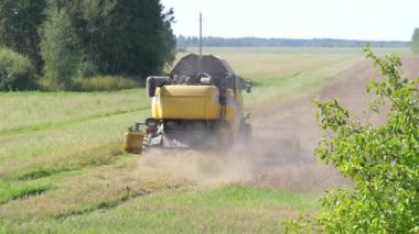 Mogilev, Beyaz Rusya - 28 Ağustos 2017: Arkadan görünüm Tahıl hasat kaldırır