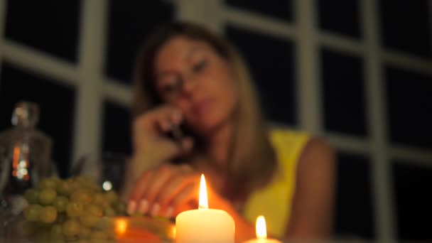 Mulher bonita jantando no restaurante à luz das velas, conversando no telefone — Vídeo de Stock