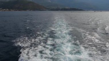 Köpük iz ve dalgalar deniz, ağır çekim, 4 k bir Cruise gemisiyle oluşmuştur