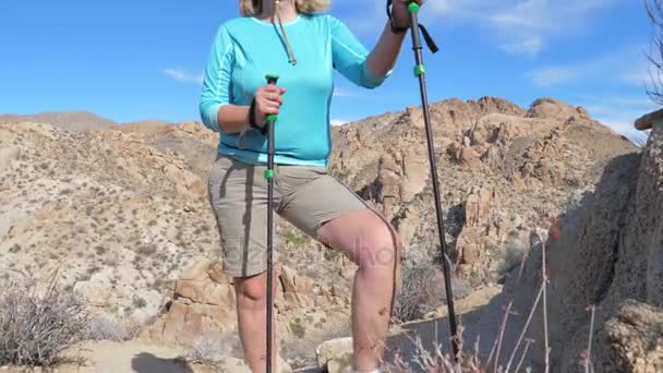 Primer plano de mujer cansada turista detenido para tener un descanso de pie en el desierto — Vídeos de Stock