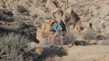 Çölde, yorgun kadın turistik dinlenme, hiking sonra yukarı tırmanmaya başlar