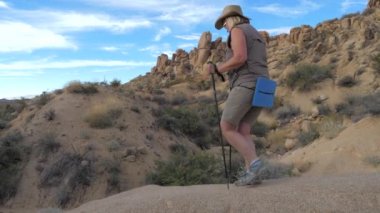 Çöl Mojave hiking, tepeden 4 k aktif kadın olgun