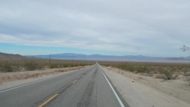 Guidare girato su una strada vuota nella valle del deserto, rallentare il movimento 4K — Video Stock