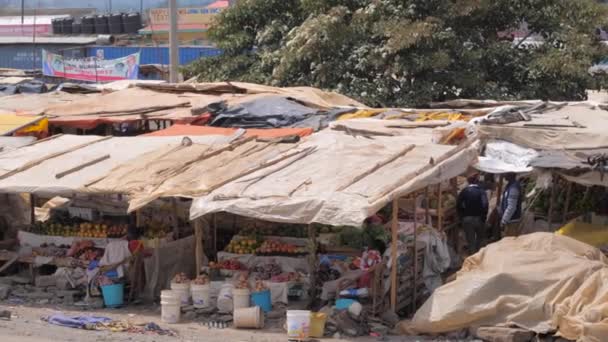 Naivasha, Kenya-juli 21, 2017: Afrikansk Street marknad med grönsaker och mat — Stockvideo