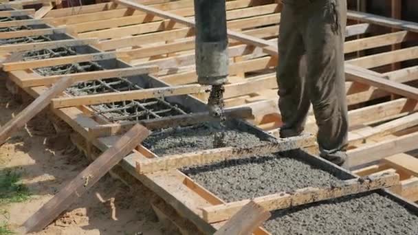 Arbeta på byggarbetsplatsen att hälla Foundation betong Under tryck — Stockvideo