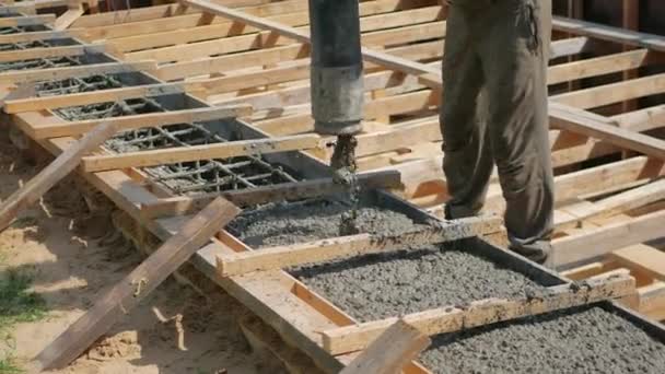 Trabalho no canteiro de obras para derramar o concreto da fundação sob pressão — Vídeo de Stock