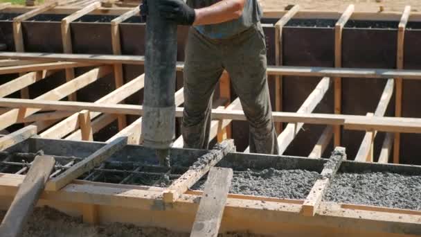 Trabalho no canteiro de obras para derramar o concreto da fundação sob pressão — Vídeo de Stock