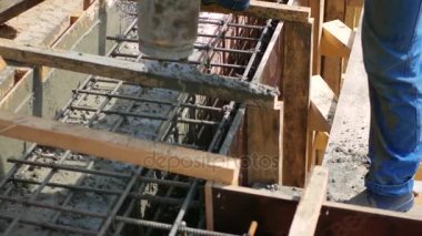 Baskı altında Vakfı beton dökmek için inşaat sitesinde çalışması
