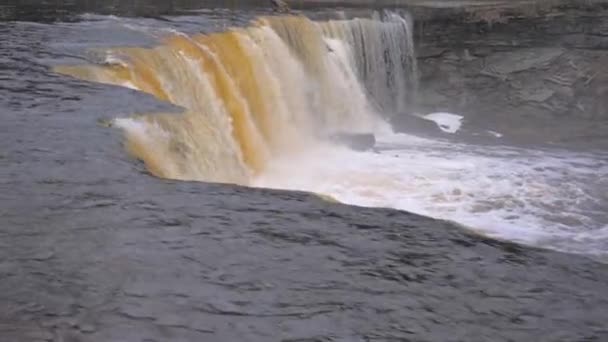 Cachoeira enorme e poderosa em toda a sua glória em um dia de inverno movimento lento — Vídeo de Stock