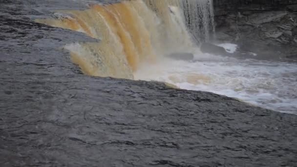 Breiter riesiger und mächtiger Wasserfall in seiner ganzen Pracht an einem Wintertag in Zeitlupe — Stockvideo