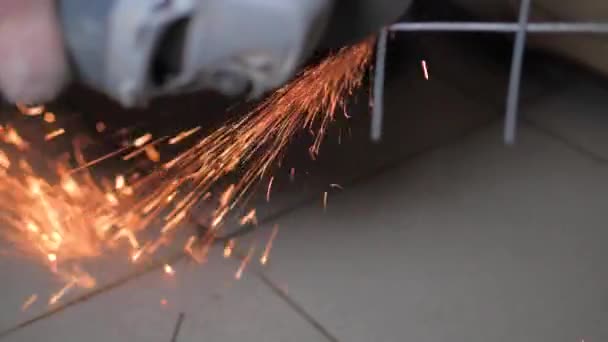 Grinder gesneden ijzer zijn Falling Apart Sparks Super Slow Motion 180 fps — Stockvideo