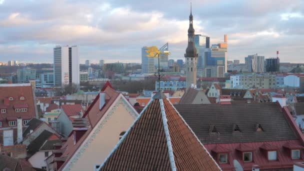 Tallinn, Észtország-December 25,2017: Piros cserepes teteje óváros építészeti — Stock videók