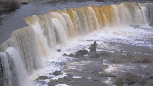 Amplia cascada enorme y potente en toda su gloria en un día de invierno de cámara lenta 4K — Vídeos de Stock