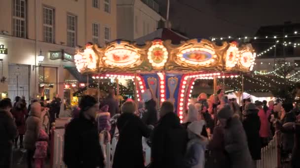 Tallinn, Estonia-December 25,2017: Christmas Fair Illuminated And Roundabouts — Stock Video