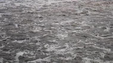 Çamurlu nehir kahverengi su köpük akar türbülanslı akış ile