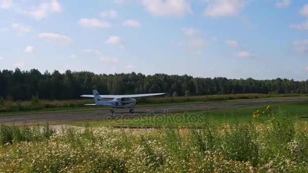 Moscow region, Ryssland-augusti 11,2017: privat lätta flygplan rider på banan — Stockvideo