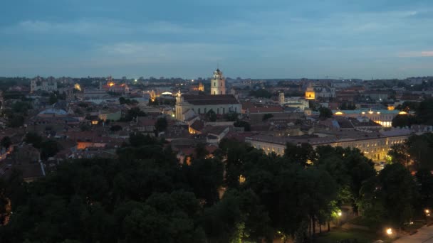 Akşam görünümü Old Town Vilnius güzel mimari ile evler aydınlatılmış — Stok video