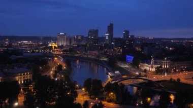 Akşam şehir merkezini görüntüle Vilnius Modern uzun binalar, Aydınlatma yol