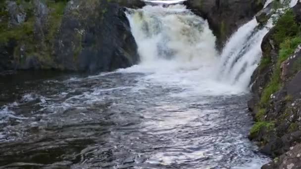 Szaleje Rapids na karnety rzeki przez klify po dwóch stronach — Wideo stockowe