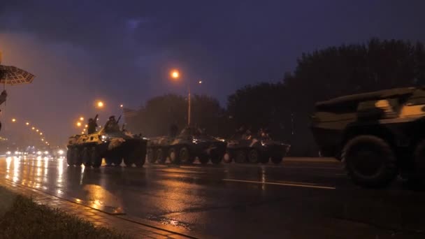 明斯克, 白俄罗斯-6月 302017: 彩排军事游行与装甲的车 — 图库视频影像