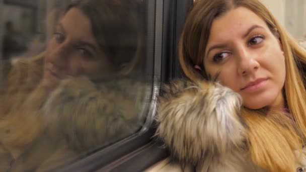 Linda mulher cavalga no metrô sentado na janela onde seu reflexo — Vídeo de Stock