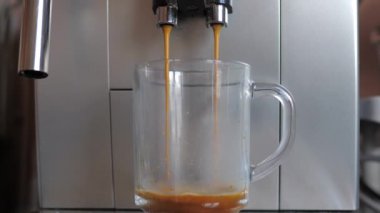 Closeup çekim Espresso makinesi veya kahve makinesi kahve cam Kupası'nda dökülen
