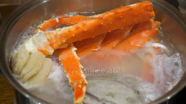 巨大的红蟹爪煮熟的锅, 美味的美味佳肴 — 图库视频影像