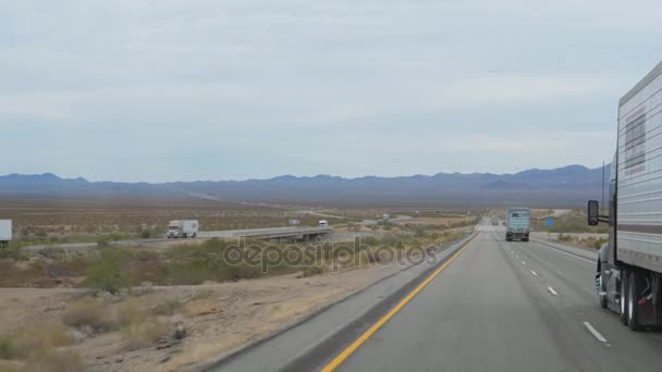 Nevada, EUA-novembro 07,2017: Caminhões dirigindo na estrada no deserto — Vídeo de Stock