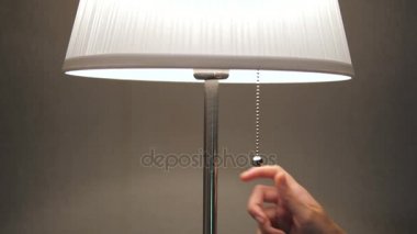 Gece uyumadan önce erkek el çeker lamba anahtarı devre ve ışık devre dışı bırakır