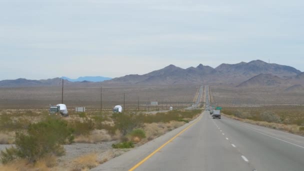 砂漠のハイウェイをドライブするネバダ州、アメリカ合衆国-11 月 07,2017: トラック — ストック動画