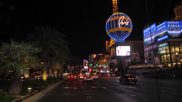 Las Vegas, Stany Zjednoczone Ameryki listopad 07,2017: Ruch na bulwar Strip kasyno w nocy — Wideo stockowe