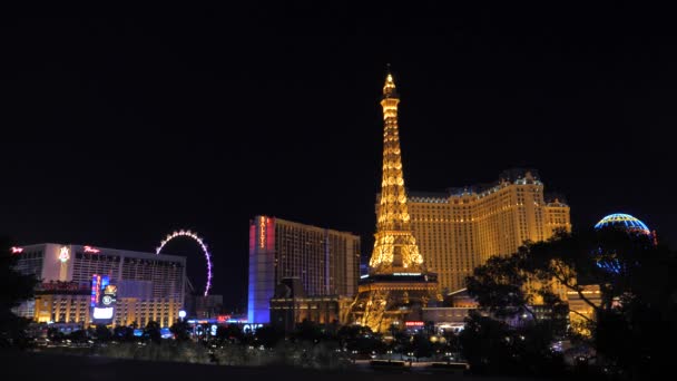 Las Vegas, Stany Zjednoczone Ameryki listopad 07,2017: Nocne neony Las Vegas Paris Hotel Casino — Wideo stockowe