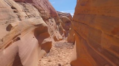 Red Canyon 4k düz ve dalgalı kayalar ile kuru bir geçit üzerinde kamera hareketi