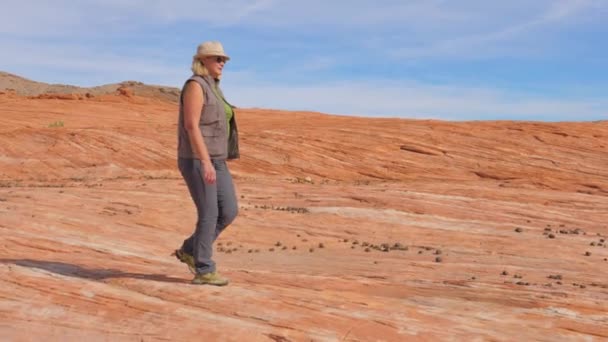 Turist çöl kadın Park kırmızı Rock yavaş hareket 4 k üzerinde yürüme Hiking — Stok video