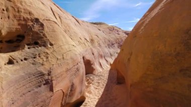Red Canyon 4k düz ve dalgalı kayalar ile kuru bir geçit üzerinde kamera hareketi