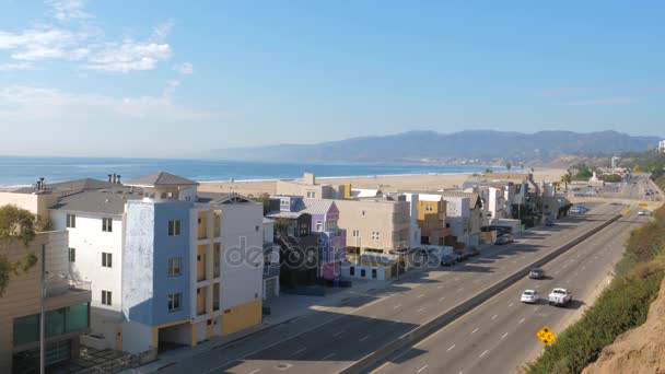 Santa Monica, USA-November 16,2017: Sea Beach With Colorful Houses And Expensive — Stock Video