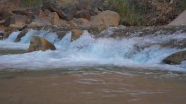 Hızlı süper yavaş 180fps fokurdayan su ile dağlarda