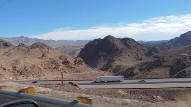 Nevada, USA-Novembre 07,2017: Camion che guidano sull'autostrada nel deserto — Video Stock